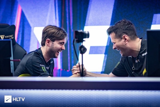 联想发布超轻笔记本电脑引领PC市场新趋势